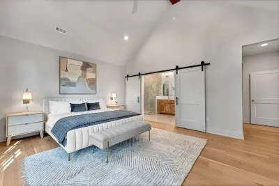 Lux Haus Bentonville, Momentary Views & Bike Trail Hotels in 