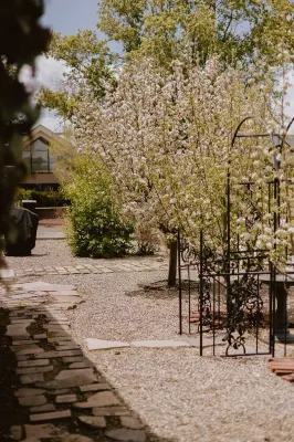 Charming Downtown Historic Yellow House - Route 66 Retreat & Grand Canyon Nearby