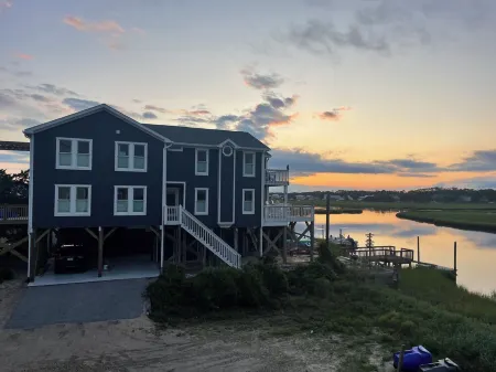 Two Seas- Waterfront Beach House New in 2023 - Oak Island, NC