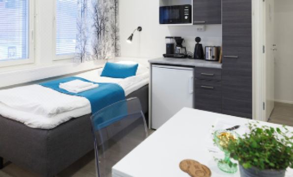 1. 오마 호텔리..