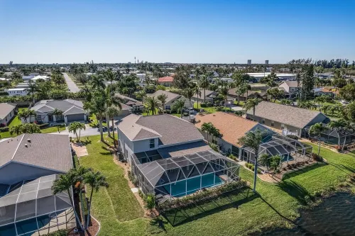 Beautiful 5 Bedroom Pool Home on the Water! - Private Pools