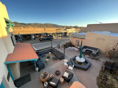 Rooftop Apartment, Downtown Taos,  3 bedroom/2bath.  Can't beat this location. Отели в г. Таос