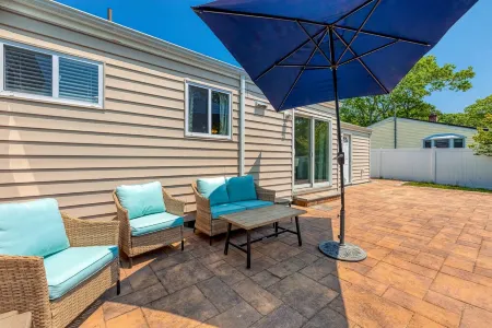 Hampton Home 3 bedroom 2 bath 2 Miles to  beach & Dune rd