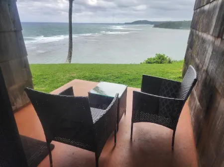 D3, BREATHTAKING views from ALL windows!! Private End Unit on Corner of Bluff!