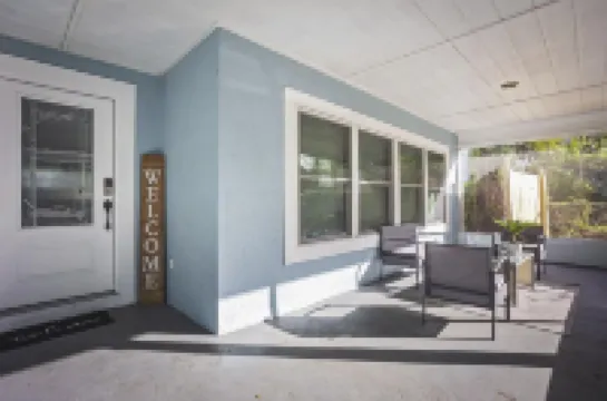 HEATED POOL 8 FEET DEEP AND FIRE PIT BLISSFUL 4 BR HOME CLOSE TO EVERYTHING