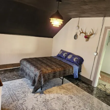 Enjoy the top floor of this victorian house With two suites & a bonus bedroom