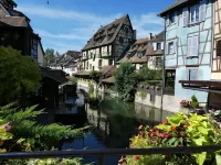 Between Kaysersberg Elected Favorite Village of the French in 2017 and Riquewihr. Hotels in Bennwihr