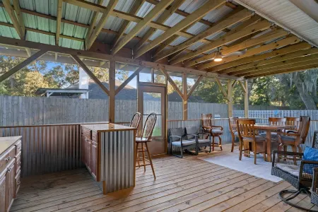 Spacious 4 Bedrooms with PRIVATE POOL & enclosed PATIO between Downtown & Tybee