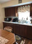 Granny’s House 2 bedroom, 5 miles to ark! Bonus walkthrough space with twin bed.