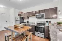 Completely Updated Condo, 15 Minute Walk to Davis Wade Stadium!!