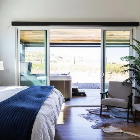 Manila Lot 7 · King bed, high end, new home, hot tub, steam room