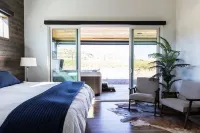 Manila Lot 7 · King bed, high end, new home, hot tub, steam room