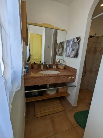 Ravissant Studio Très Bien Équipé à 100 m de la Plage ! Отели в г. Йер