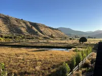 Swan Valley Modern Vintage Bayhome. Awesome view of Rainey Creek. Sleeps 5. Hotels in Swan Valley