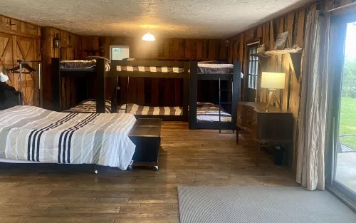 Spectacular Lake Home on Locke Lake in Monticello! - Homestays
