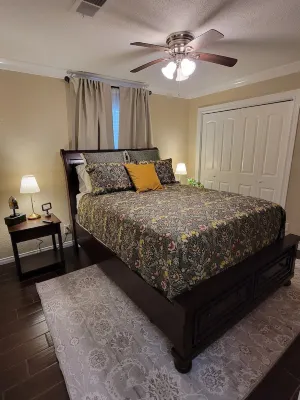 Orange Texas Honey Hive -  Upscale living with small town charm. Hotel in zona Shangri La Botanical Gardens and Nature Center