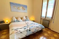 Brand new apartment Arancia with swimming pool and huge balcony 250 meters from the lake