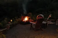 "Cozy Secluded Tiny House with Mountain Views, Short Walk from Parking"