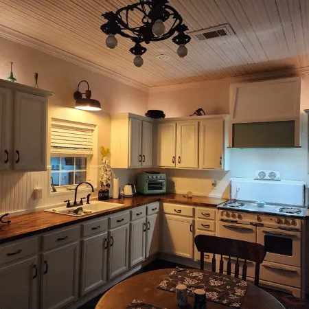 Ethyl's Place - a Charming Place to Stay.