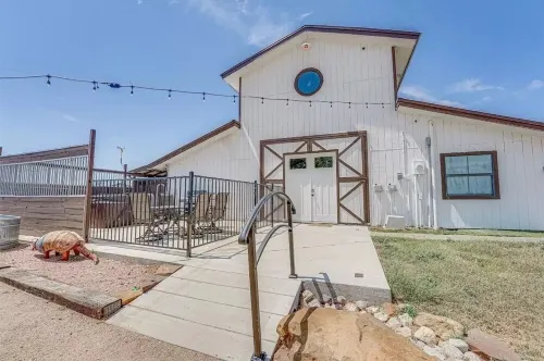 Your Ultimate Texas Retreat with Stunning Views, Hot Tub, Game Room, and More! Hotel a Ellis County