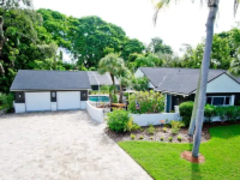Heated Pool + Game Room + Sleeps 12 +12 Min Beach Hoteles en Whitfield