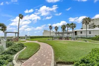 Spectacular 2/2 Beach Front Beauty @ Aquarius