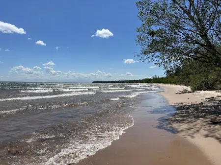 Newly Constructed Cottage on Lake Superior Beachfront Отели в г. Куино Каунти