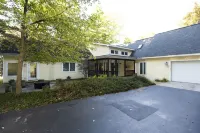 Large house on beautiful lake, adjoins Sleeping Bear Dunes National Lakeshore - 4-Star
