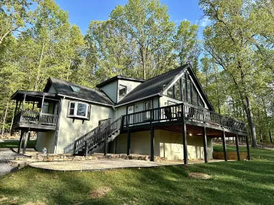 Cozy Chalet, 5-Acres, Newly Renovated with WiFi, Deck, Fire Pit & Grill Hotels near Poor House Farm Park - Rotary Pavilion