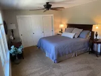 🍾UPSTAIRS ON VINE - 2 blocks from the center of town!!🍷