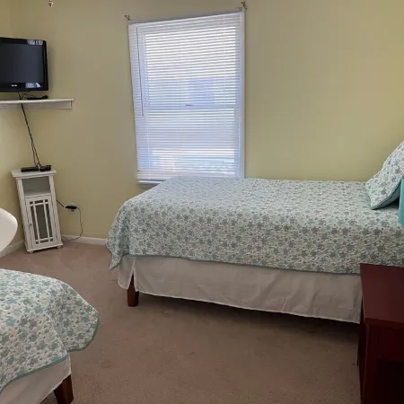 CANAL FRONT - GREAT VIEWS - 5 BDRM, 3&1/2 BATHS, 2 KINGS, GOLF, RELAX...