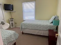 CANAL FRONT - GREAT VIEWS - 5 BDRM, 3&1/2 BATHS, 2 KINGS, GOLF, RELAX... Hotel di Ocean Pines