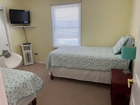 CANAL FRONT - GREAT VIEWS - 5 BDRM, 3&1/2 BATHS, 2 KINGS, GOLF, RELAX...