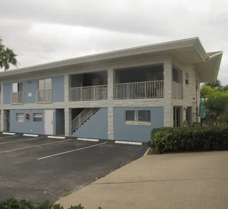 3 Bedroom Condo + Kid's Den Gulfside- Indian Rocks Beach Отели в г. Indian Rocks Beach