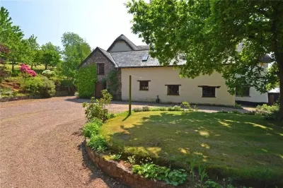 Peaceful Devon hideaway with wood fired hot tub and great pubs.
