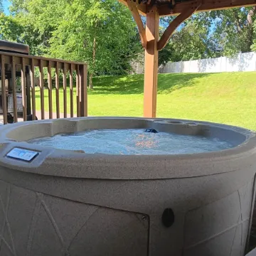 Stunning 5 BR, 2 King Bed, 2 Garage, 4 BTH Family Friendly Home with Hot Tub