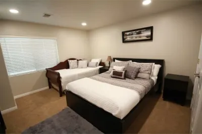 Upscale 2-bedroom with onsite parking. Hotels near Night Stalkers Haunted Trail
