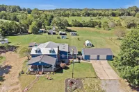 Rustic Farmhouse with Pool/hot tub/fire pits/6.5 acres Mountain Views