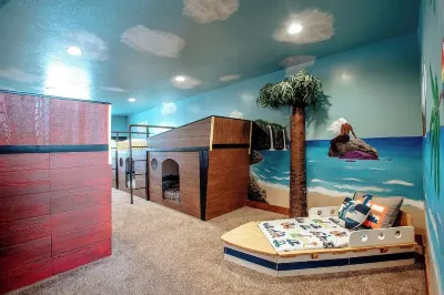 10Bedroom 6 bath Lakeview Retreat with Year-Round Hot Tub & Unique Entertainment