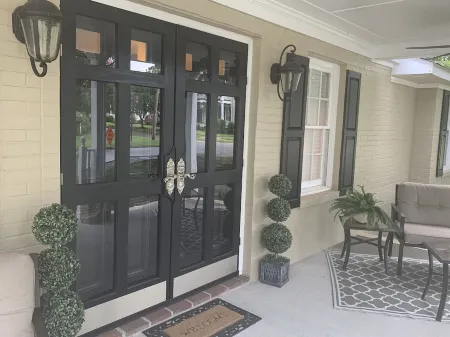 The Creek House ~Gorgeous upscale 3/BR 3/Bath home in historic district