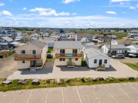 Clean, updated 2-bedroom home, 5 min walk to beach, pets ok, onsite parking! - Boutique