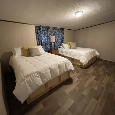 Great location. covered patio/5 minutes away from restaurants stores boat launch
