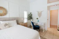 Luxury Heated Salt-Water Pool Oasis Close to Beaches and Downtown!!
