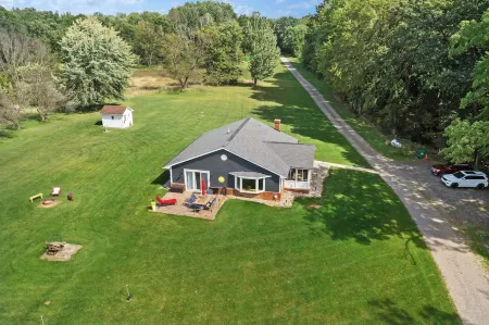 Cozy Cottage at Long Lake with plenty of outdoor space! Отели в г. Хартленд Тауншип