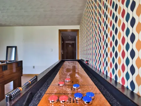 Spacious 4-bed located 1 mile from Newport Beaches Отели рядом с достопримечательностью «Терд Бич»