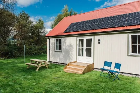 Family-friendly brand new cottage situated next to the golf course