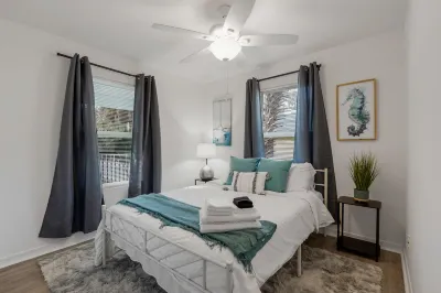Newly Renovated 4BR Beach Retreat: Walk to beach,Games, Pet Friendly, Near DT