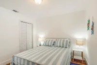 Quiet Naples Home: Walking Distance to Downtown. Pet Friendly! Hotels near Naples Historical Society