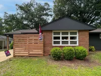 3 min drive to T-town! Big Al Blow Up, 5 TVs, Grill, 2 Living Rms, Bkyd & Patio