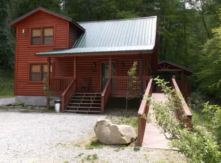 3BR, 2 Bath Cabin with full kitchen, living room, hot tub and spacious backyard.